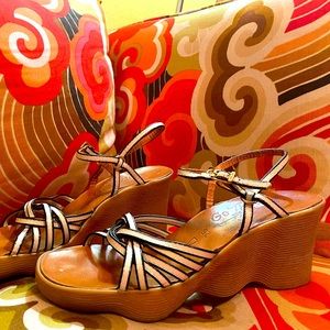 Vintage Famolare GoThere Sandals. off white and black, 8 1/2 N